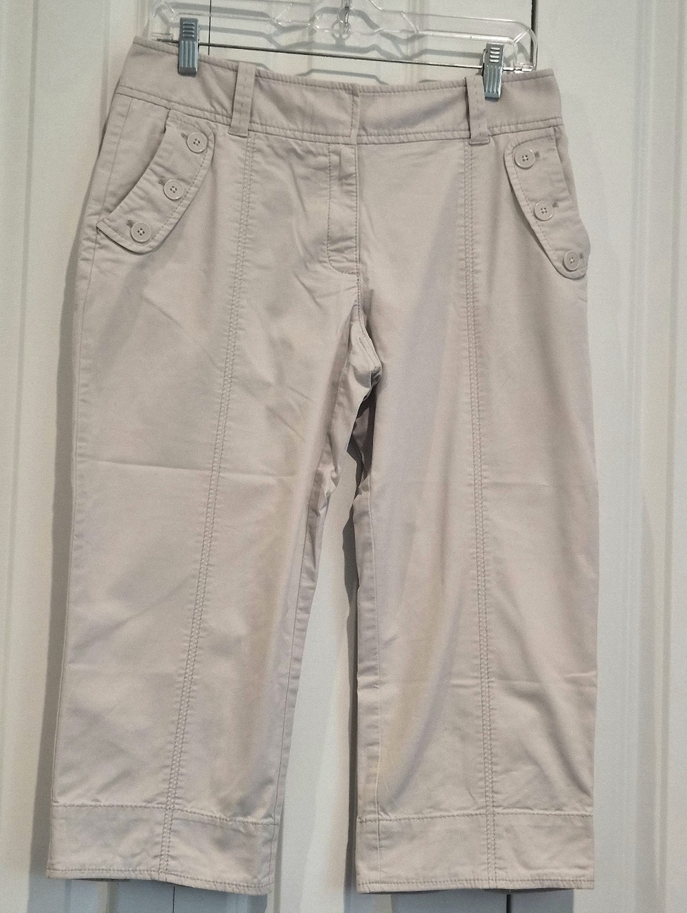 Ann Taylor LOFT Julie Buttons Detail Capri Pants Size 6 Light Khaki